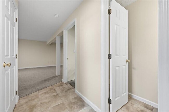 Building Photo - 223 Cottonwood Ln