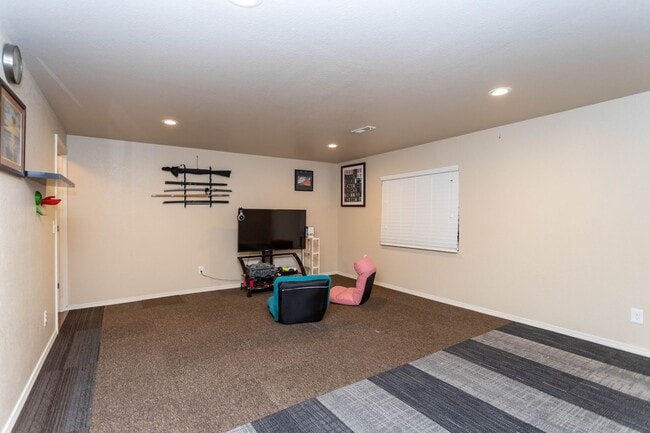 Building Photo - Spacious 6-Bedroom Home in Lorson Ranch!