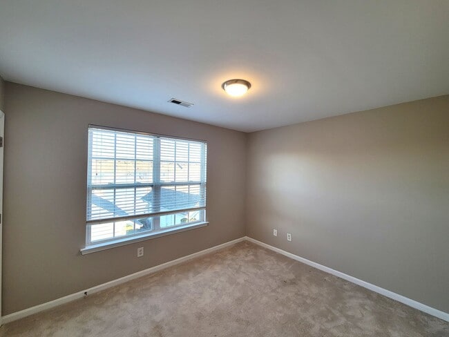 Building Photo - Lovely, Move in Ready 2 Bedroom in Matthews