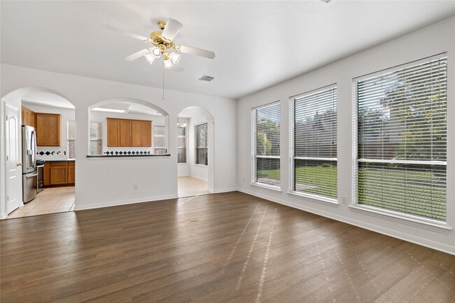 Building Photo - 3326 Lakeway Ln