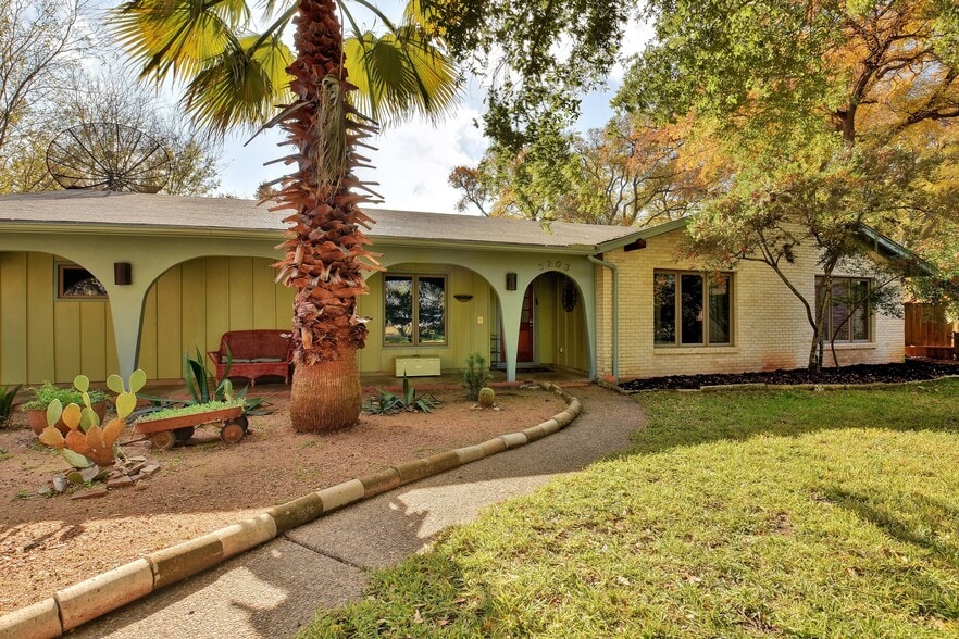 Building Photo - 3203 Loyola Ln