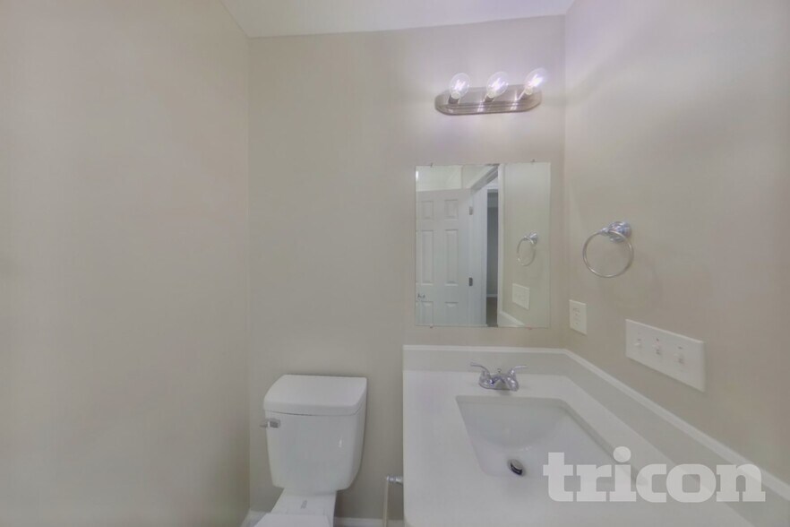 Building Photo - 229 Montclaire Cir