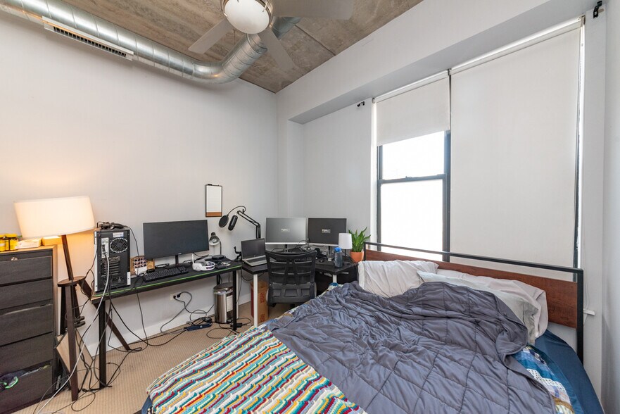 Building Photo - 3245 N Ashland Ave