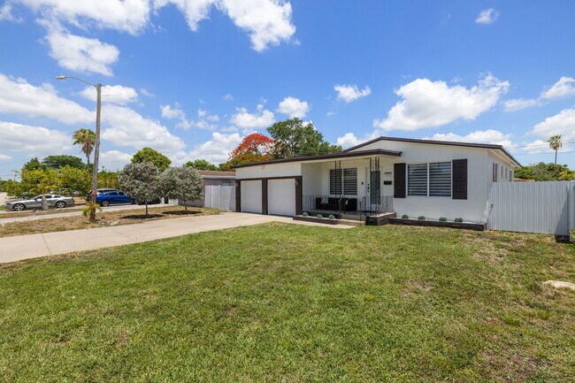 Building Photo - 7021 SW 10th Ct