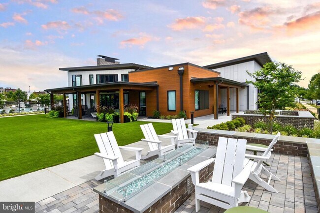 Building Photo - Location!! Like-New!! Convenience!!
