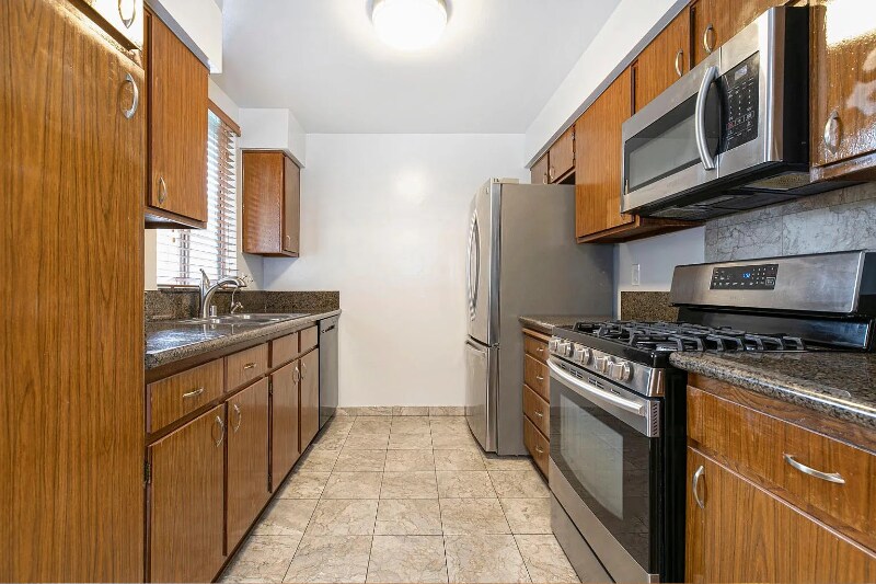 Building Photo - 14990 Victory Blvd