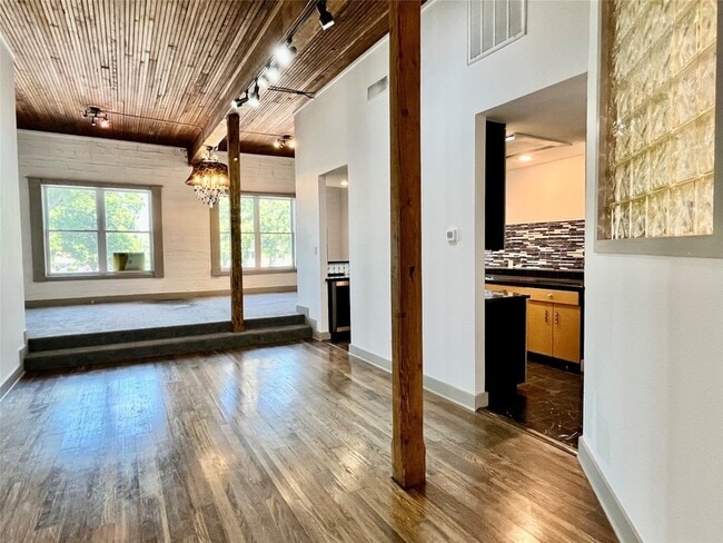 Building Photo - 117 S Elm St