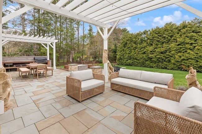 Building Photo - 25 Saddle Club Rd