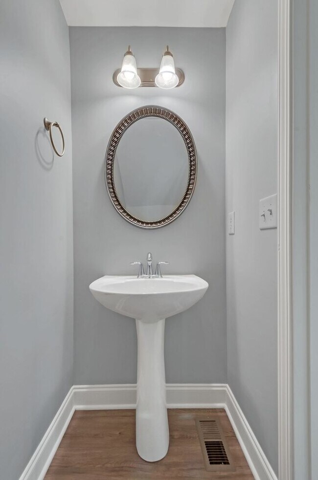Building Photo - Awesome 3BE/2.5BA home in Bellevue!