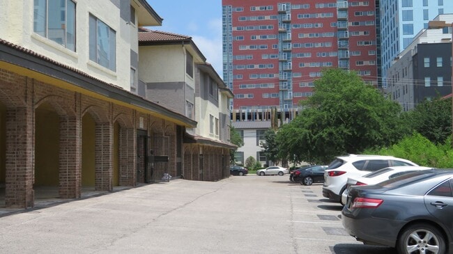 Building Photo - Beautiful 2 bed 1 bath condo 3 blocks from...