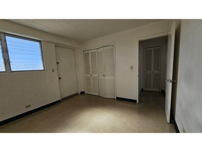 Building Photo - 1 bedroom, 1 bath, 1 parking near UH