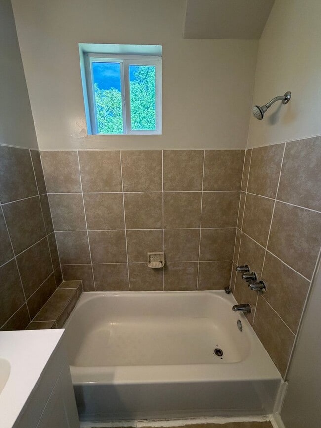 Building Photo - Charming 4bdrm/1.5bth Home Located in Richmond's North Highland Park w/Balcony!!