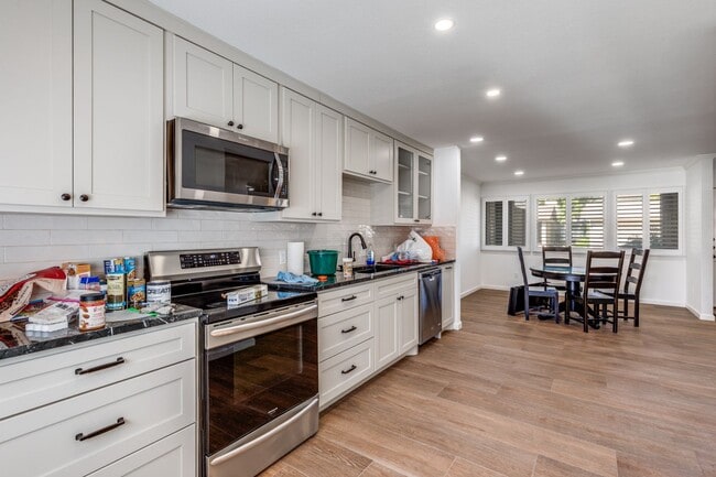 Building Photo - 3 Bed 2.5 Bath on Golf Course with Private Backyard