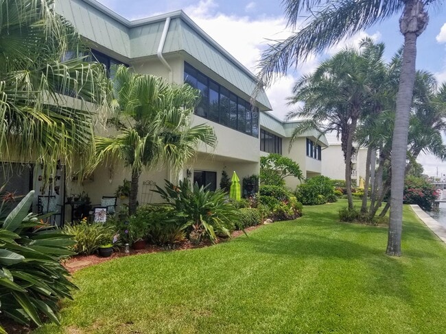 Building Photo - 12000 Capri Cir S