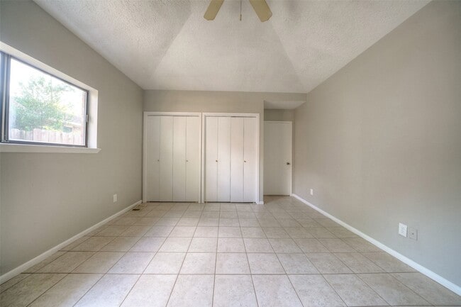Building Photo - 25 Shady Oak Ln