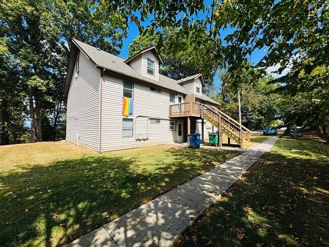 Building Photo - 653 Village Ln