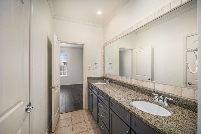 Building Photo - Downtown Fort Worth Condo with Office!