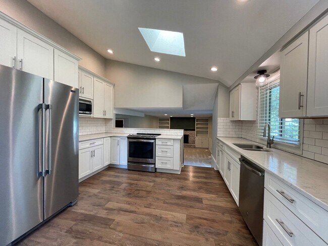 Building Photo - Home For Rent Papillion