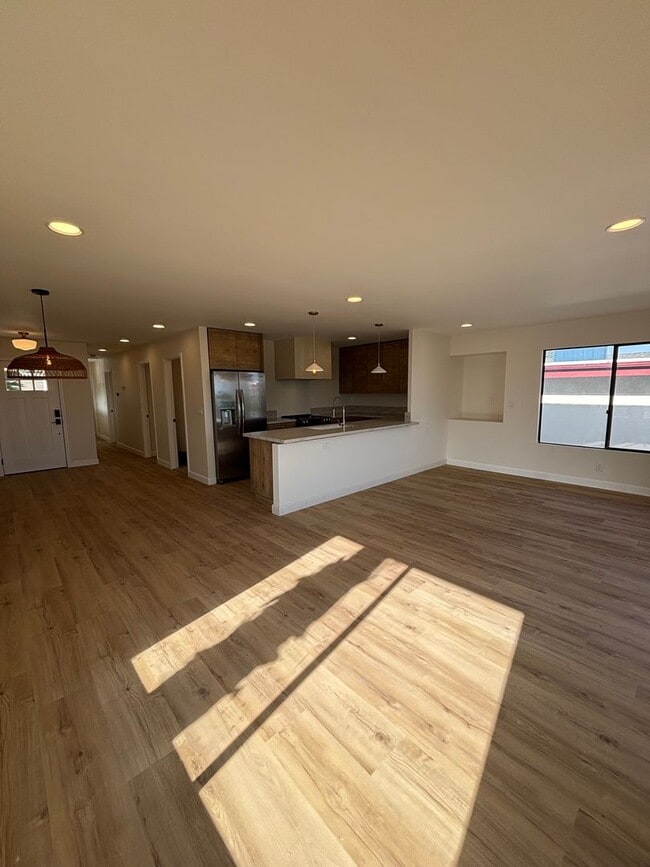 Building Photo - 2 Bed 1 Bath Apartment for Rent in Pacific...