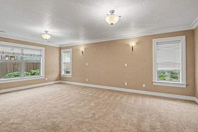 Building Photo - 4 bed, 2.5 bath Two-Story Home in West Salem