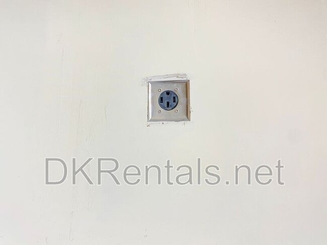 Building Photo - 2136 Clementine Dr