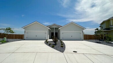 Building Photo - Luxury duplex in Seguin!