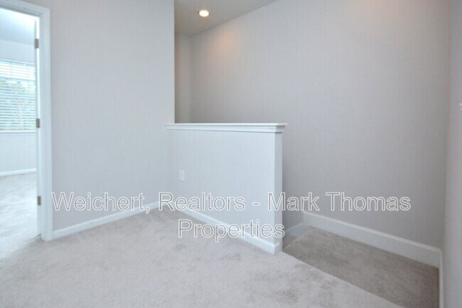 Building Photo - 1043 Manorhaven Dr