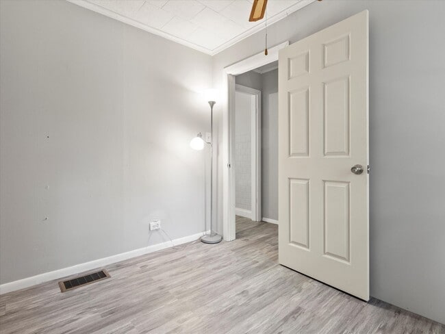 Building Photo - Adorable Lake Como Home Now Available!