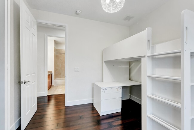 Building Photo - 406 NW 25th Ave