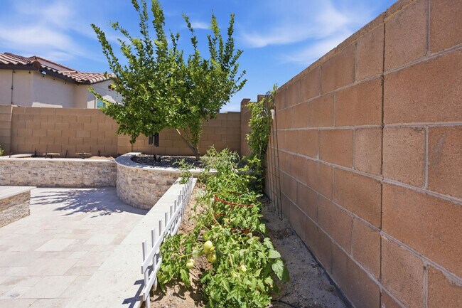 Building Photo - 7171 W Buckhorn Trail