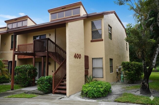 Primary Photo - 410 Lakeview Dr E