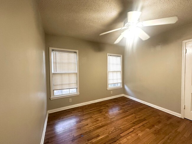 Building Photo - 5 Bed/ 3 Bath