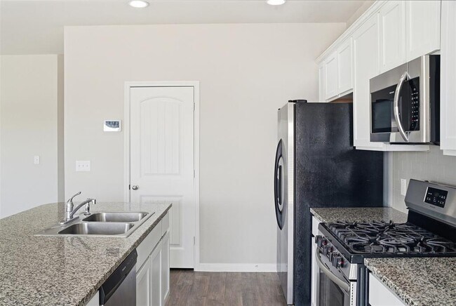 Building Photo - 600 Marimoor Dr