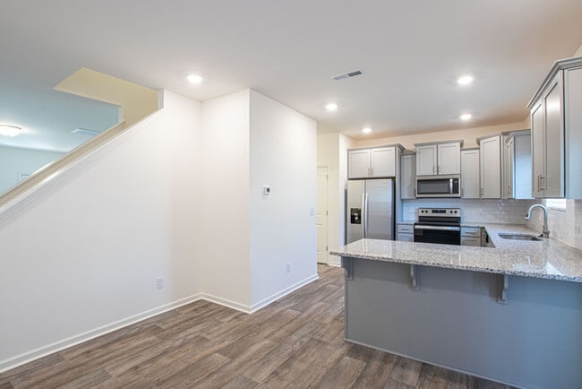 Building Photo - 3 br 2.5 ba townhome with 1 car garage Rea...