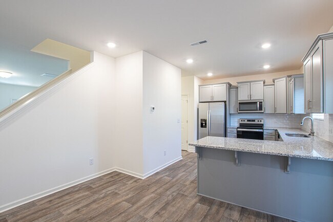 Building Photo - 3 br 2.5 ba townhome with 1 car garage Ready now!