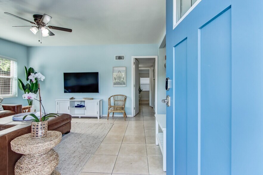 Building Photo - 826 5th Ave N