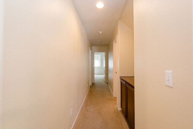 Building Photo - 4 Bed Home for Rent Palmdale CA 93551