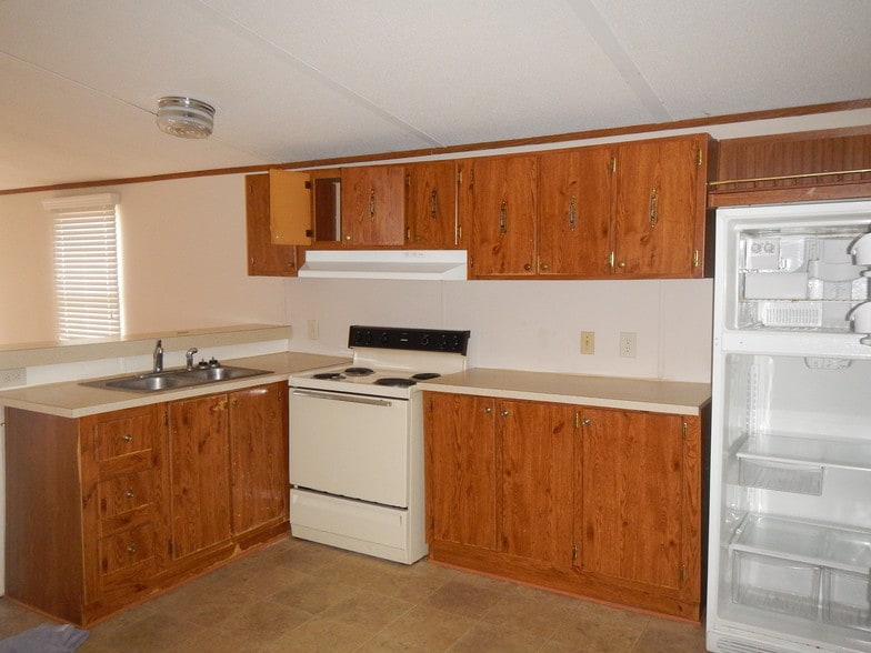 Kitchen - 233 Frankie Ln