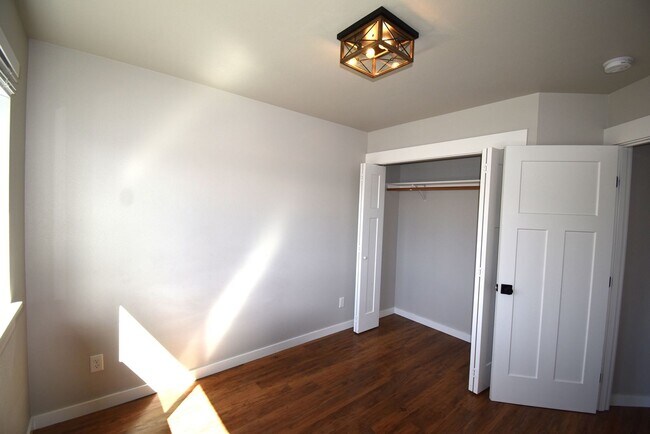 Building Photo - 556-558 Harrison St.