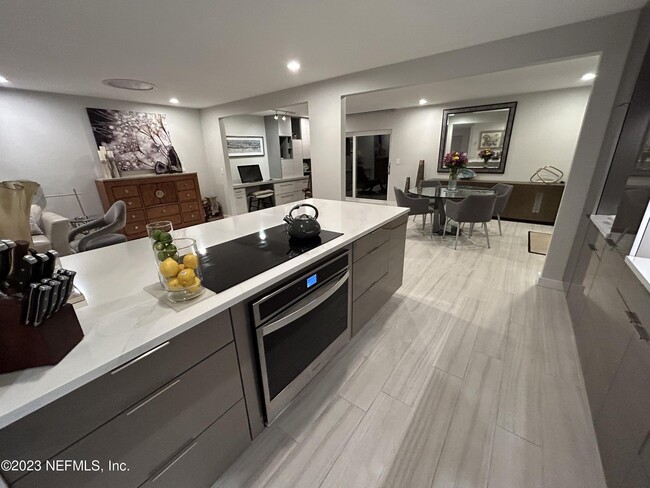 Building Photo - 937 Espinado Ave