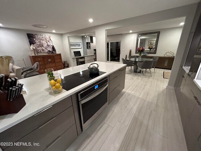 Building Photo - 937 Espinado Ave