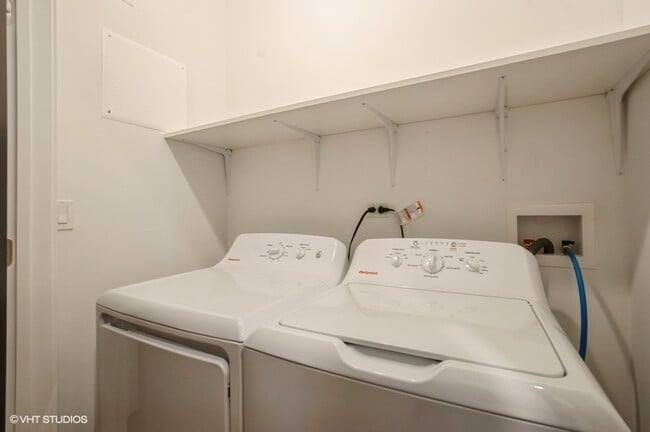 Building Photo - 456 E Oakwood Blvd Unit 2