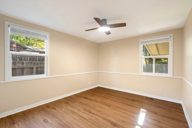 Building Photo - 2124 Maryal Dr