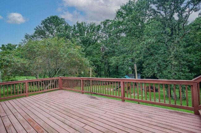 Building Photo - Charming 3 Bedroom, 2,5 Bath home with hug...