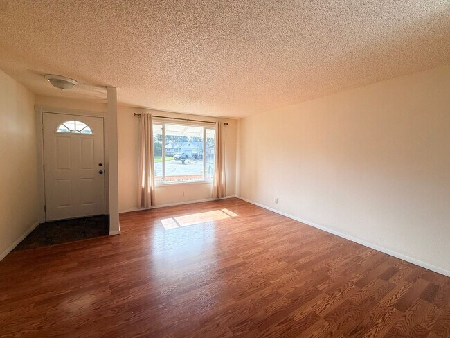 Building Photo - 1593 Skyline Way S