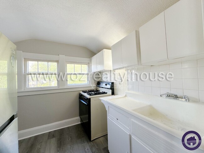 Building Photo - 209 Eldred Ave