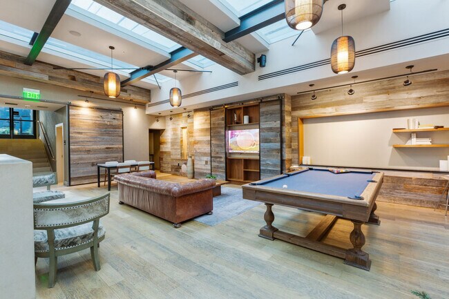 Building Photo - 18 10th St