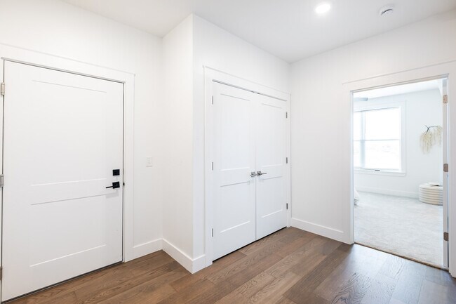 Building Photo - 617 Manhattan Blvd