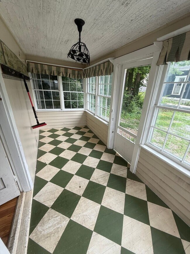 Building Photo - 3 Bed/1 Bath Home with Cellar