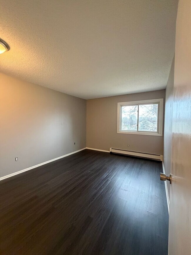 Building Photo - Freshly Updated, Stylish 2 bed 2 bath Condo in Bloomington Includes 2 Heated Parking Spaces!